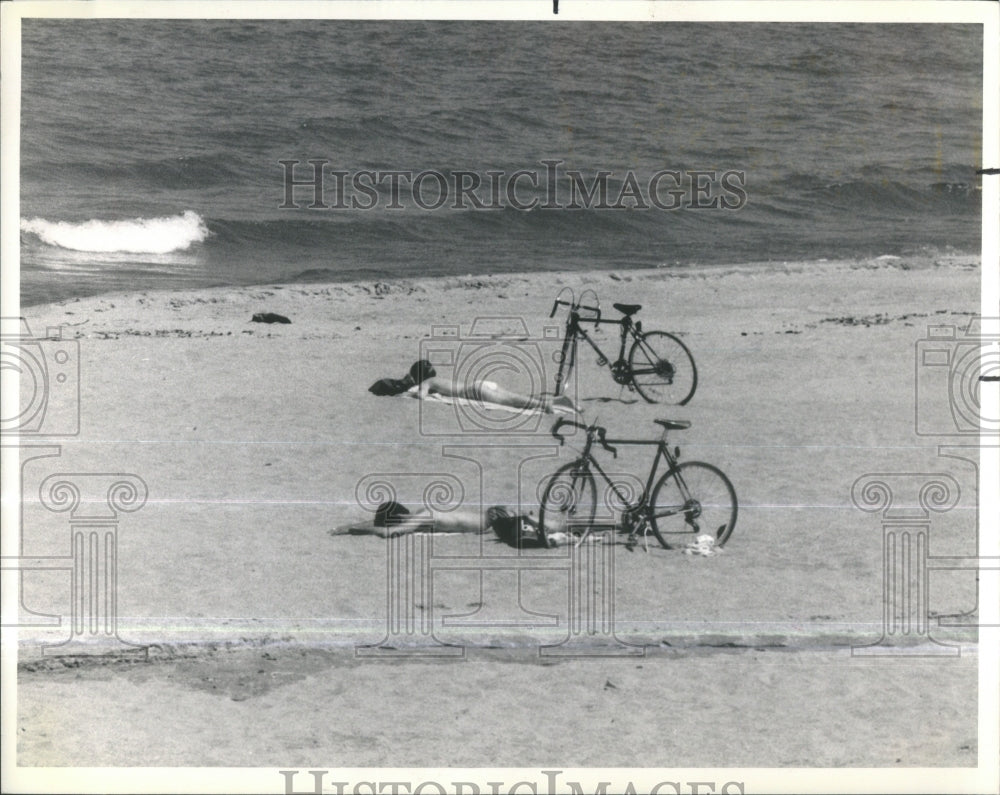 1986 Spring Weather Chicago Beach Area - Historic Images