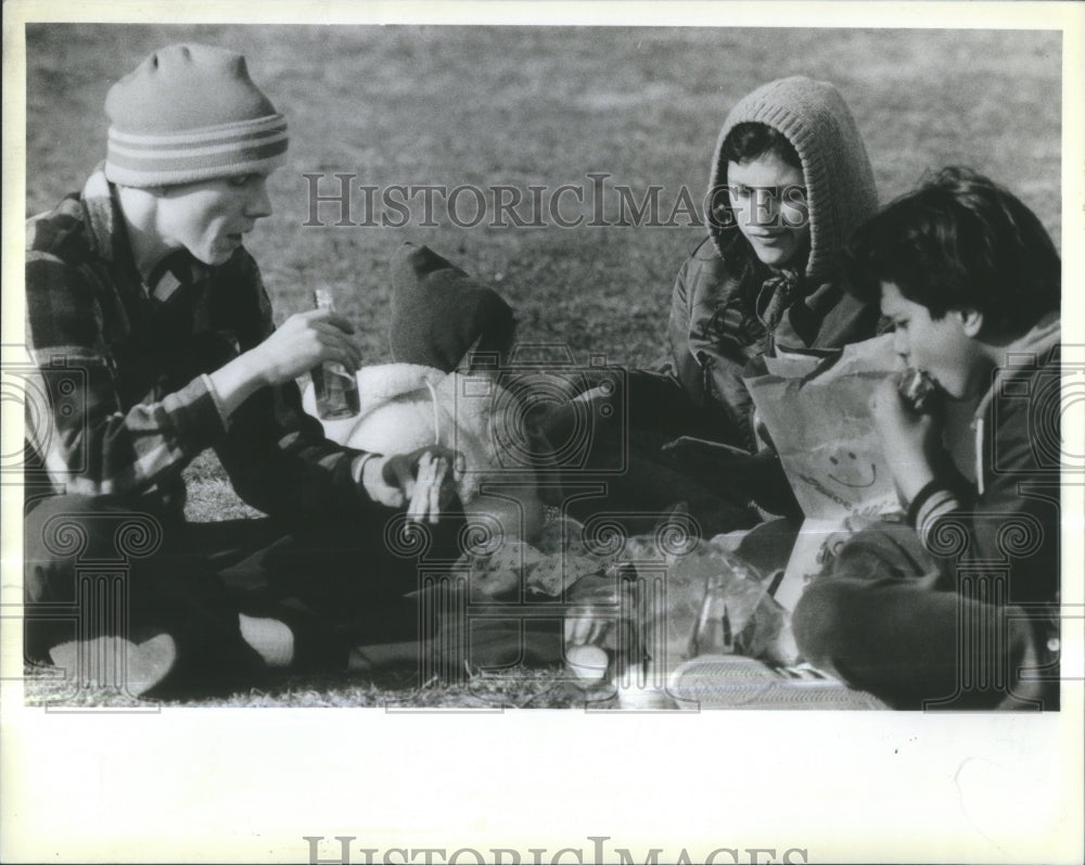 1984 Picnicers-Meal-Wraps-Oz Park-Werrbach- - Historic Images