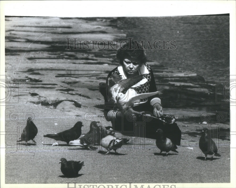 1986 Woman Feeds Birds In Lincoln Park - Historic Images
