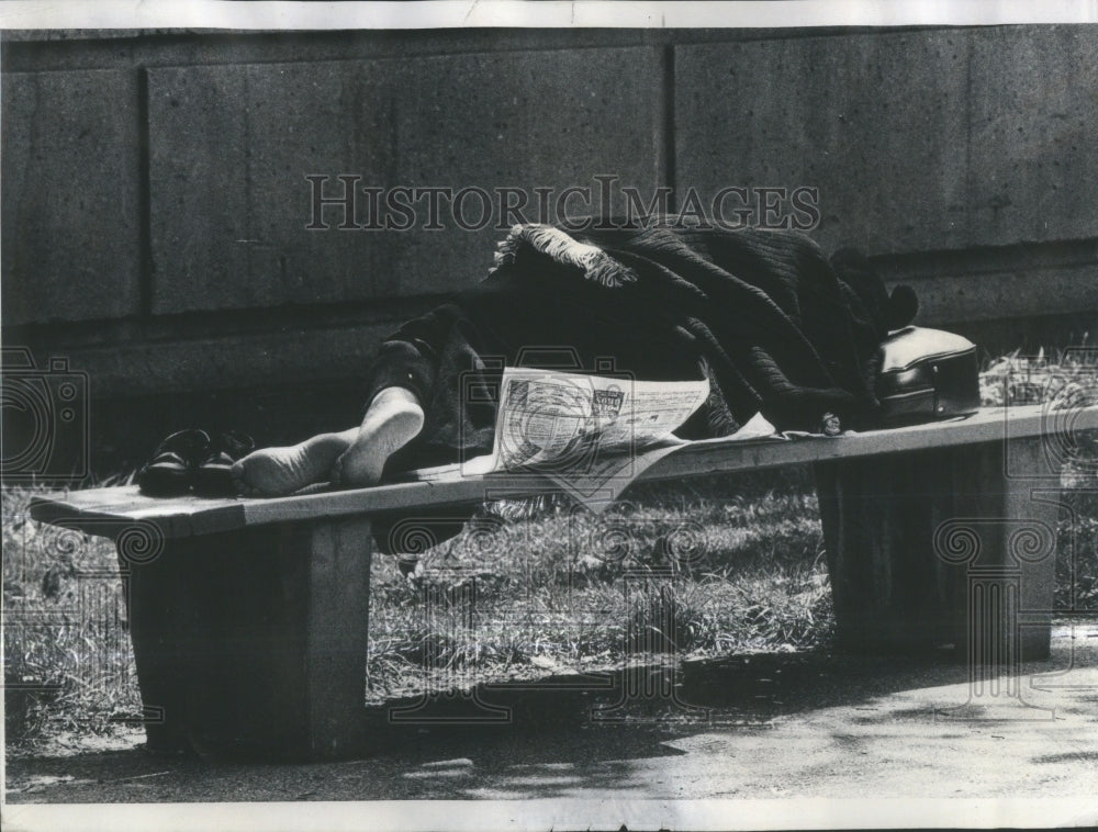 1973 Press Photo Woman Relaxes Park Bench Spring Day Ch- RSA39391 - Historic Images