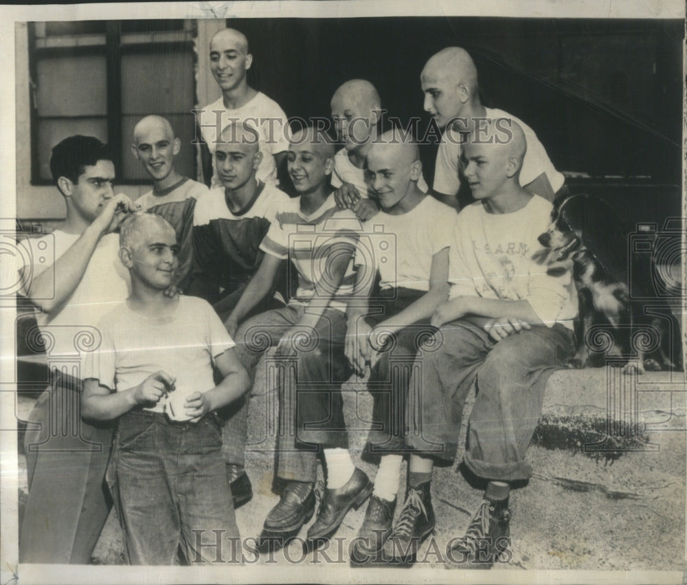 1950 Press Photo Raymond Fiore Practice Barbering- RSA39471 - Historic Images