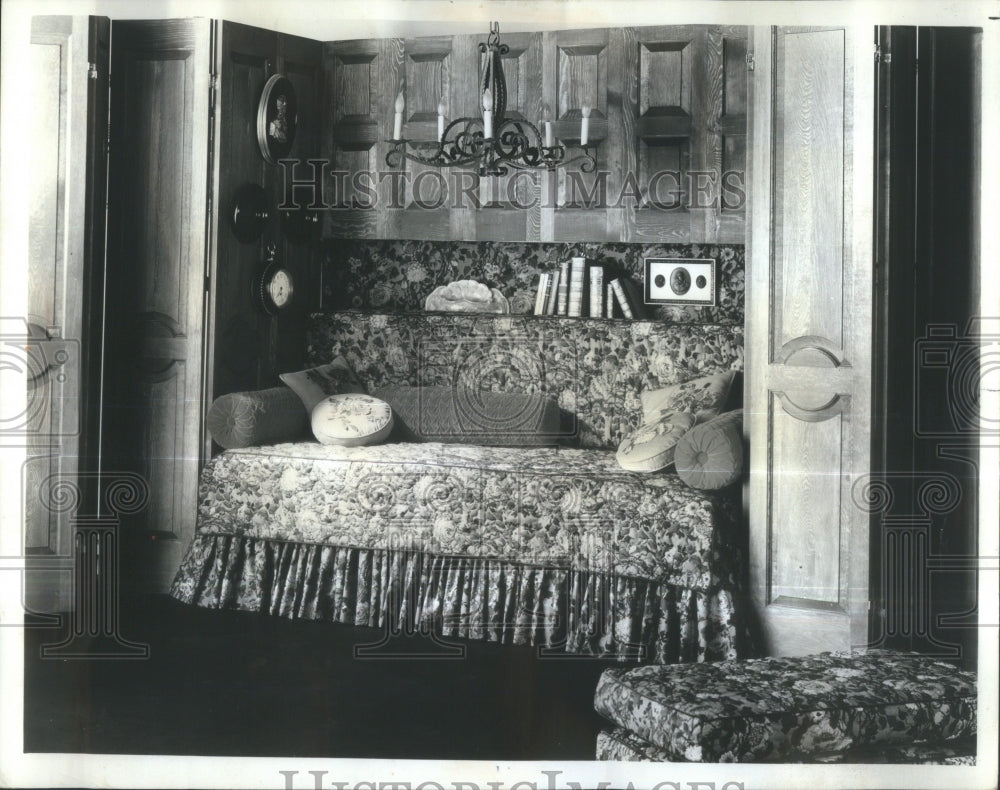 1971 bright idea making alcove house sofa d - Historic Images