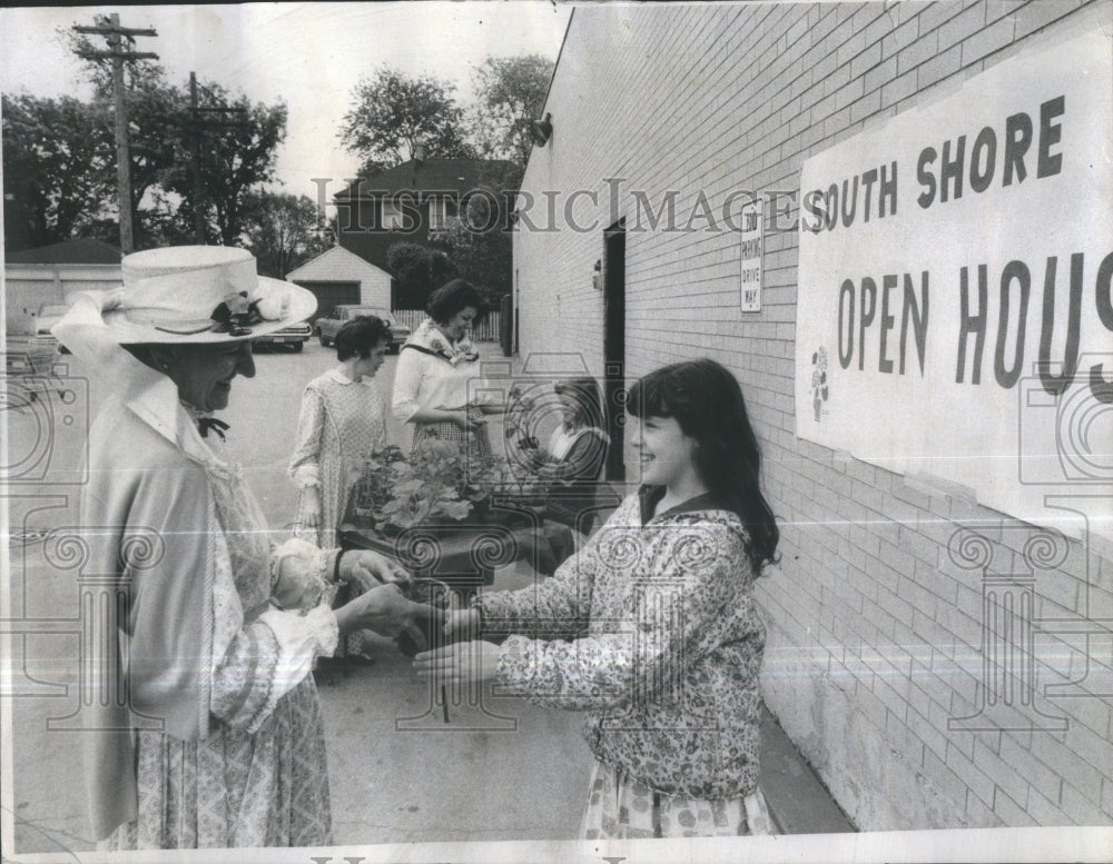 1968 Press Photo South Shore Open House Geranium Sale M- RSA39595 - Historic Images