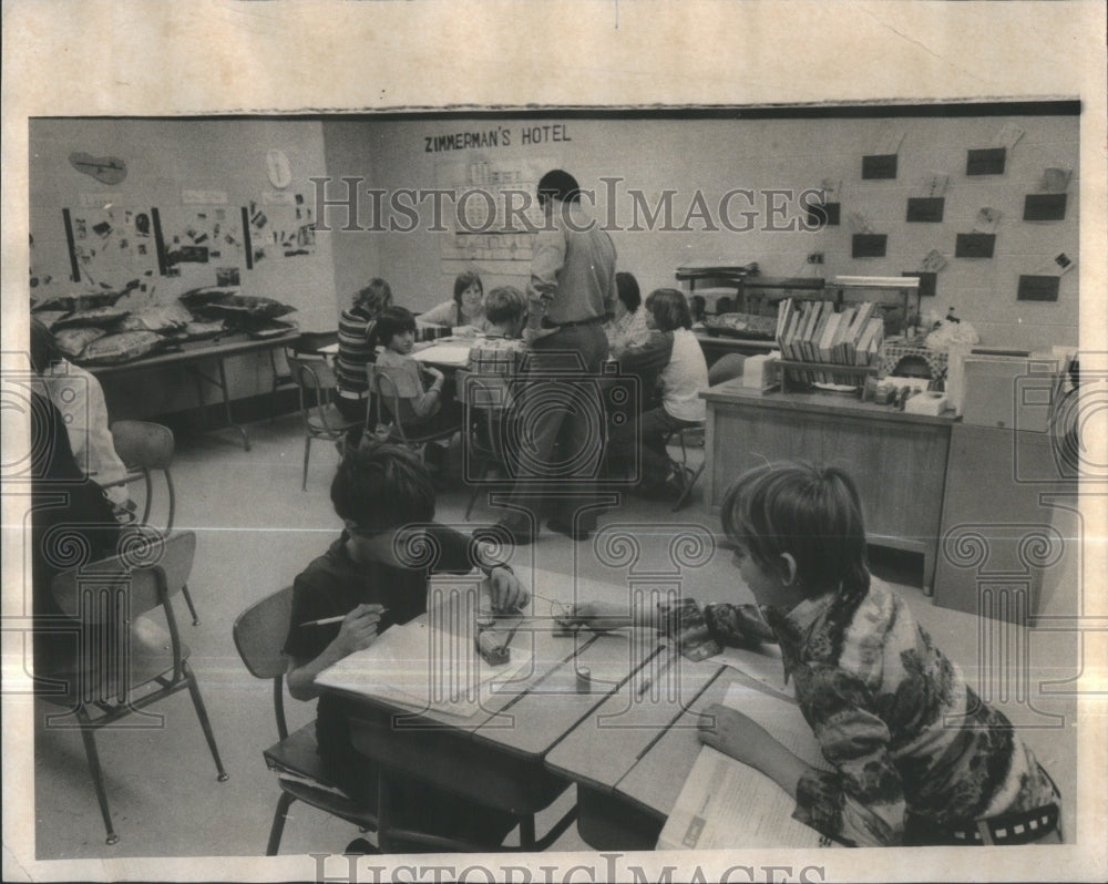 1976 Sixth-Grade Science Class Experiment - Historic Images