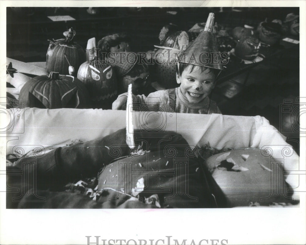 1982 Haloween-Kids-Decorate Pumpkins-Our La - Historic Images