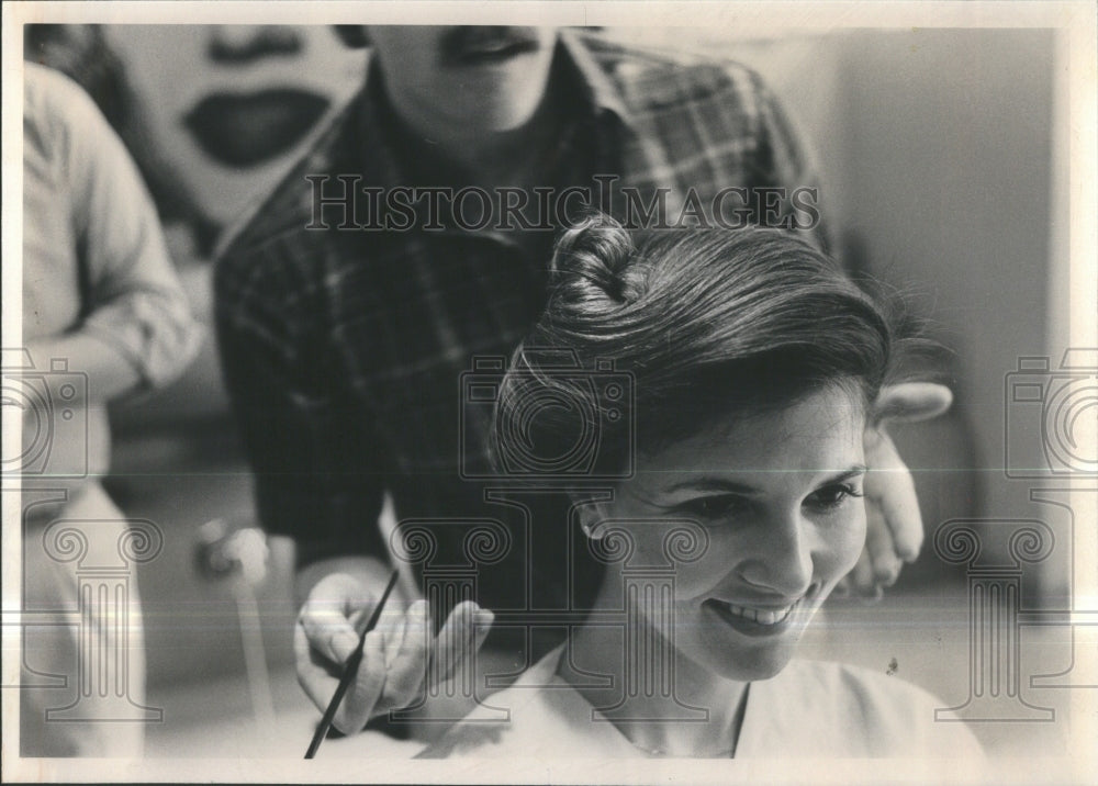 1981 Women Summer Hairdo - Historic Images