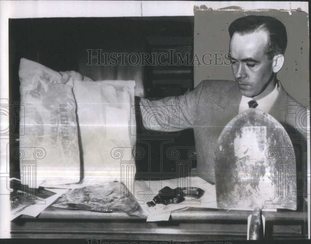 1953 Press Photo Attorney Russell Displaying Evidence- RSA40007 - Historic Images