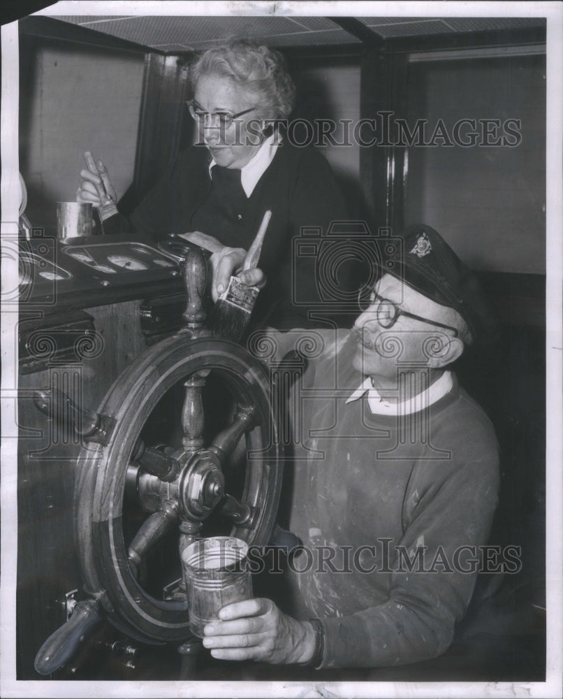 1958 Mr and Mrs Edward Lawson preparing the-Historic Images