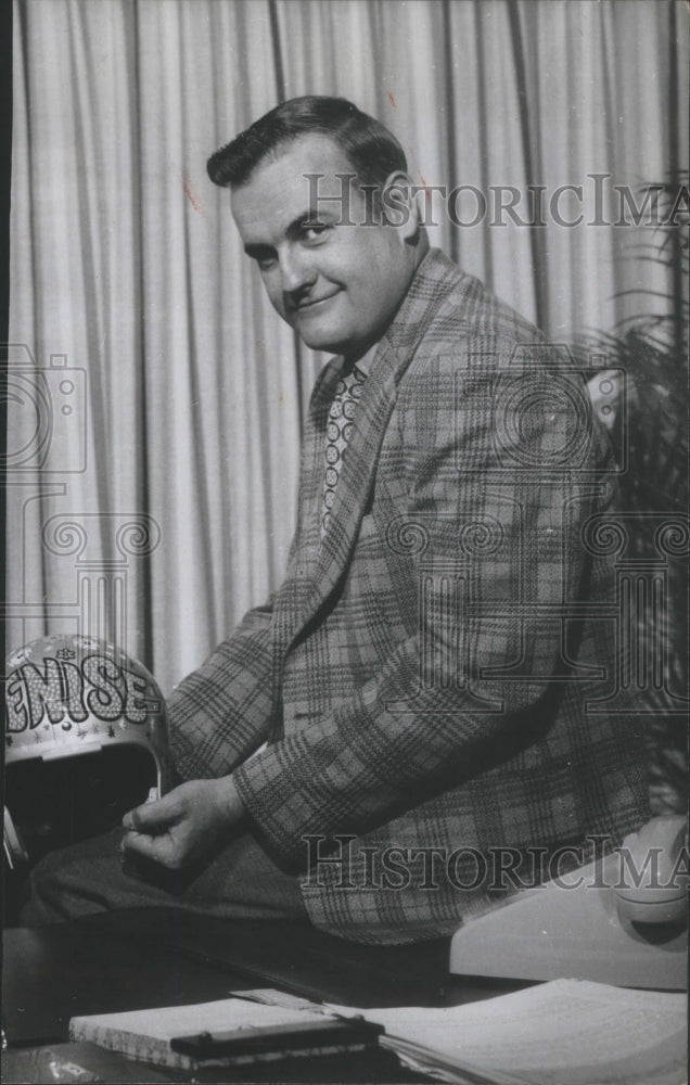 1972 Press Photo Tom Lawton,director of employee relati - Historic Images