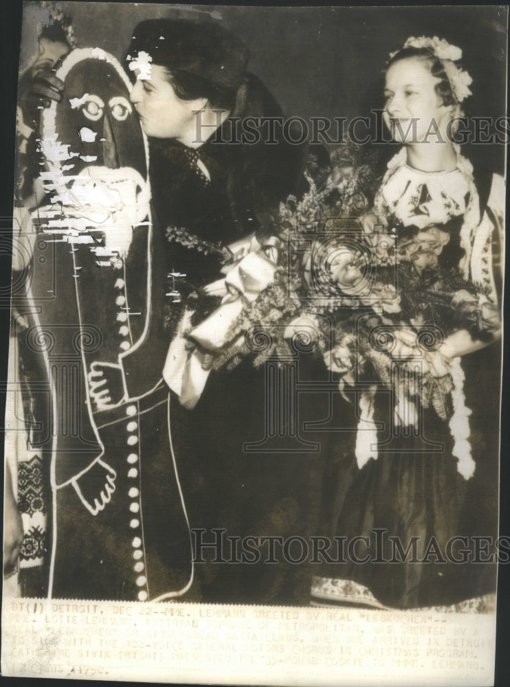 1935 Press Photo Madame Lehmann Kissing Lebkuchen- RSA40701 - Historic Images