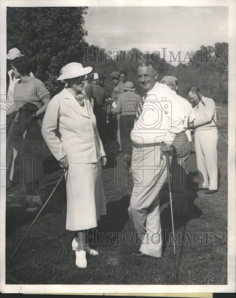 1936 Knowlson Couple Wait Tee Hot Springs - Historic Images