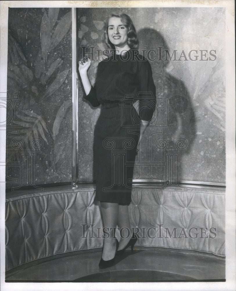 1959 Chicago Singer Knowles Posing Press - Historic Images