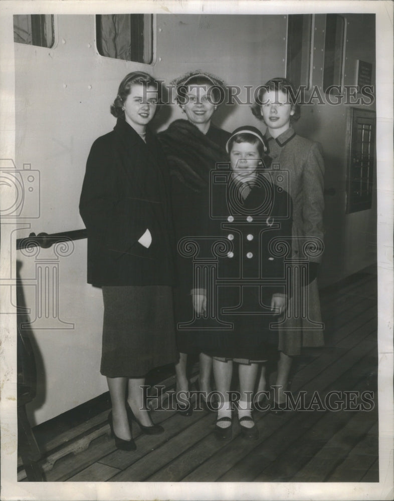 1953, Mrs. Maurice Knoy &amp; daughters aboard Q- RSA41057 - Historic Images