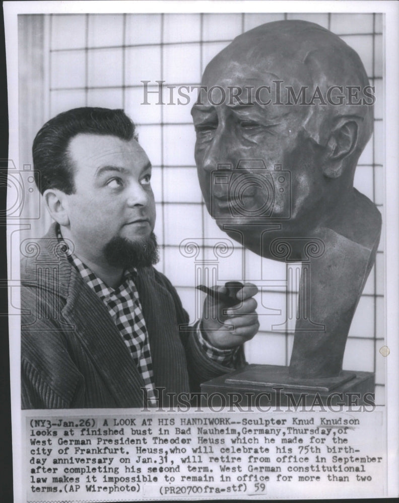 1959 Sculpter Knudson With Heuss Bust - Historic Images