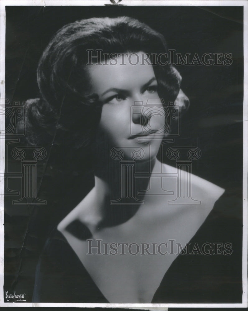 1962 Press Photo Engaged Woman Eileen Therese Leach- RSA41145 - Historic Images