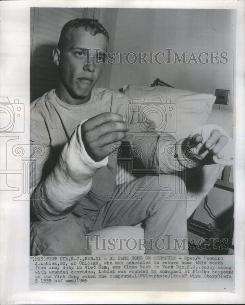 1965 Press Photo Wounded Soldier Leonard J. Labiak- RSA41373 - Historic Images