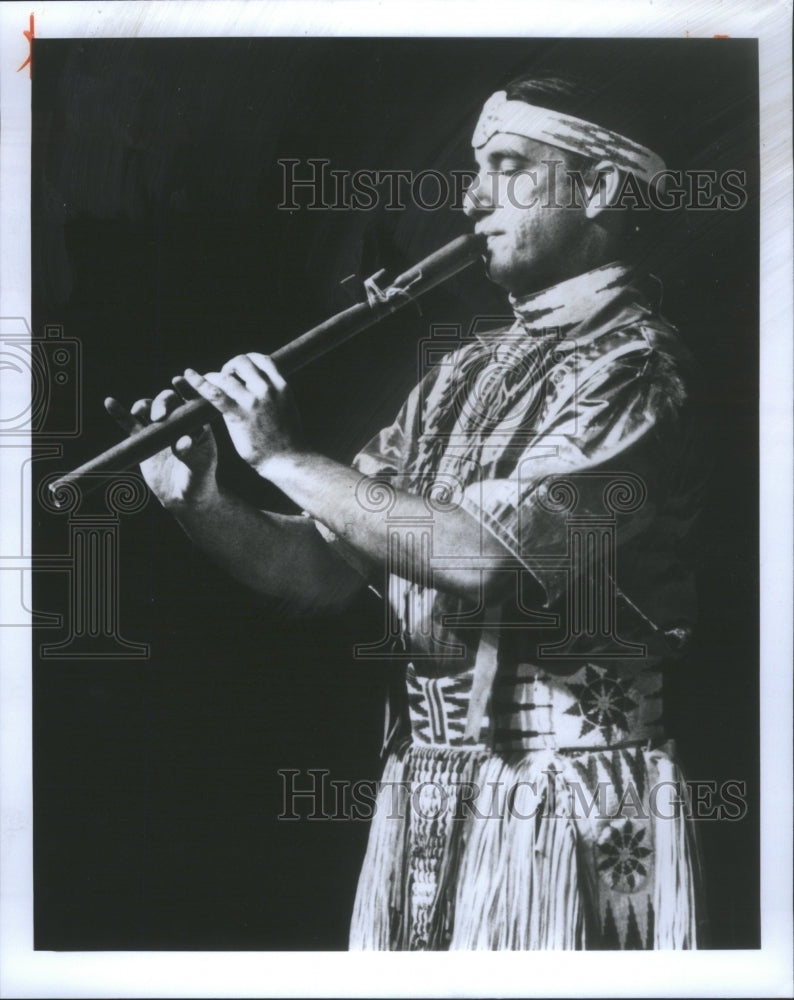 1995 Kevin Locke, Lakota flute player and h-Historic Images