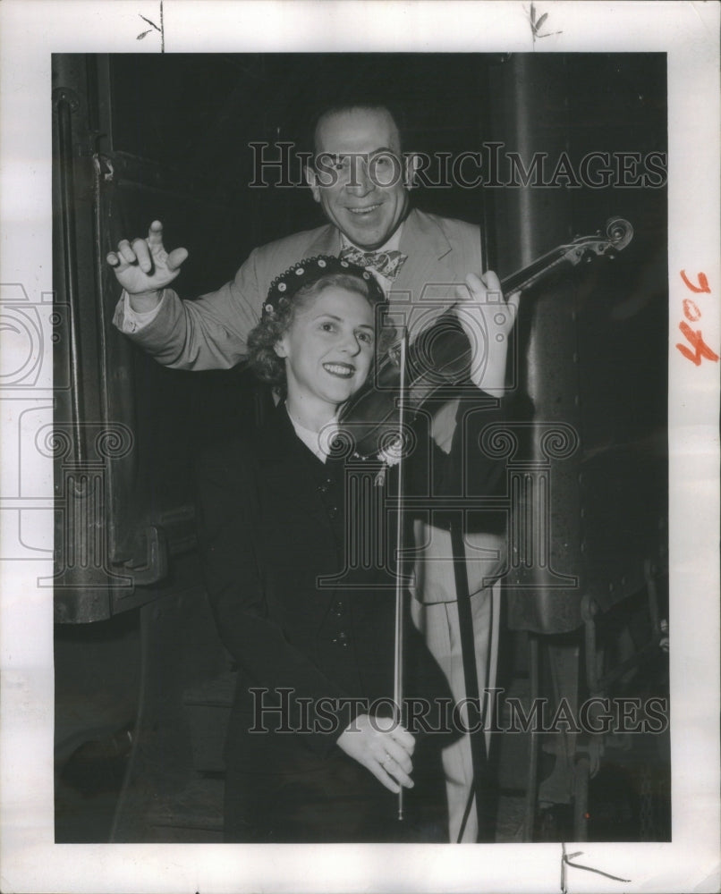 1954 Orchestra Conductor Phil Spitalny & Vi - Historic Images