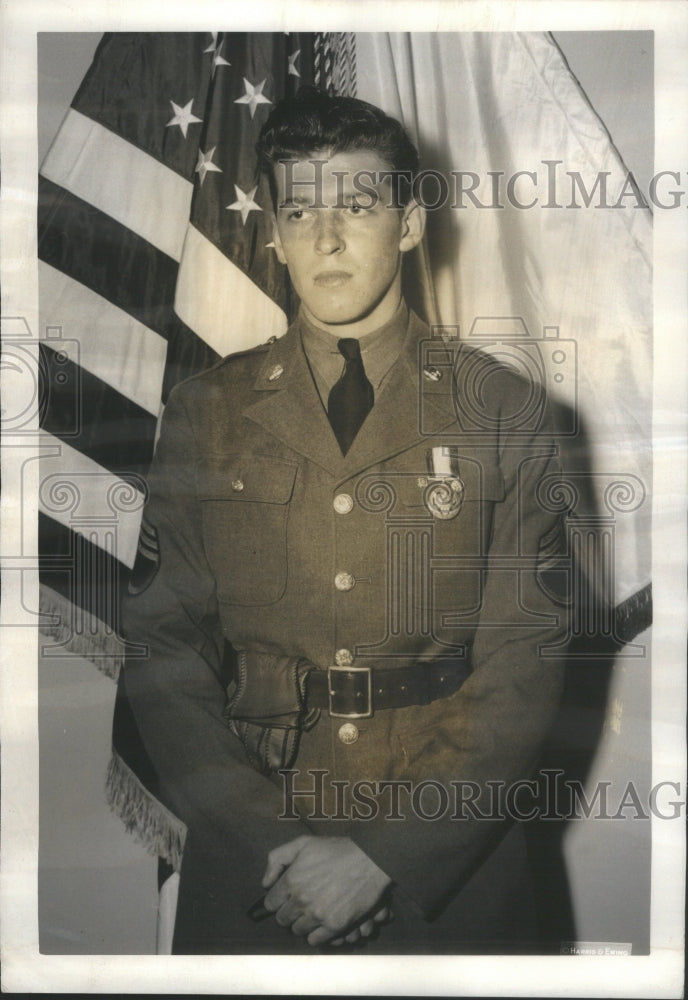 1942 Press Photo Soldier Lockhard Receives Medal Alert- RSA42165 - Historic Images