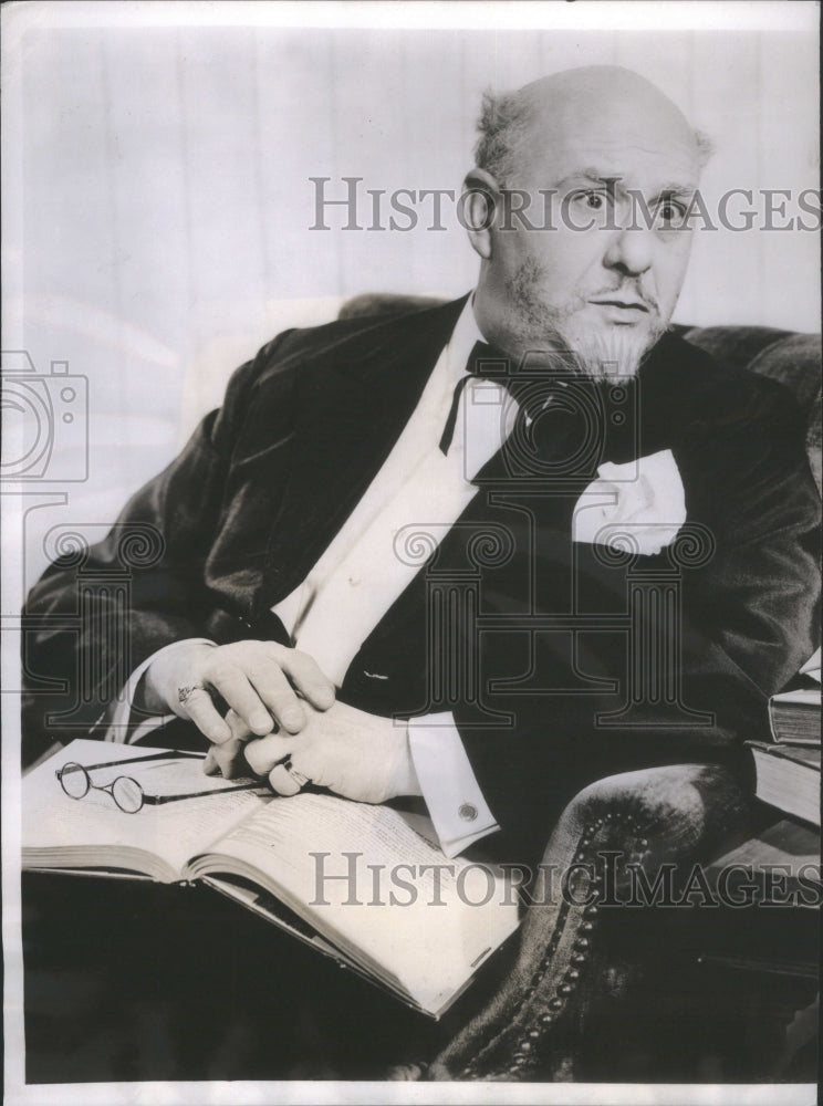 1945 Press Photo Ralph Locke Voice Actor CBS Serial Lif- RSA42243 - Historic Images