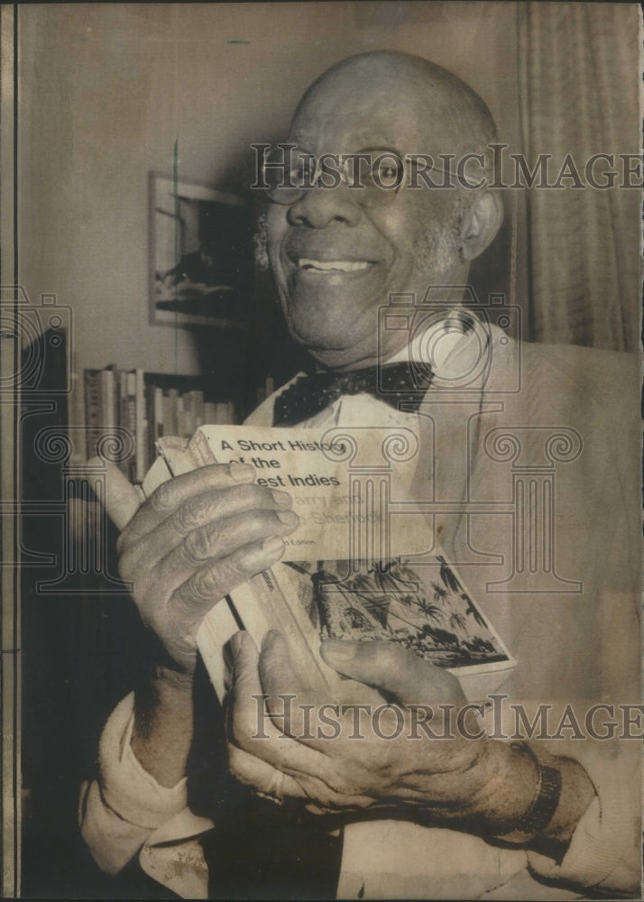 1974 Press Photo Eighty Two Year Old High School Dropou- RSA42251-Historic Images