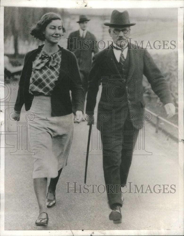 1932 Premier MacDonald Walking Daughter - Historic Images