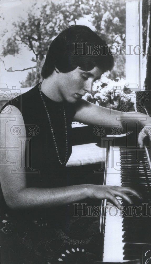 1976 Janina Fialkowska Pianist - Historic Images