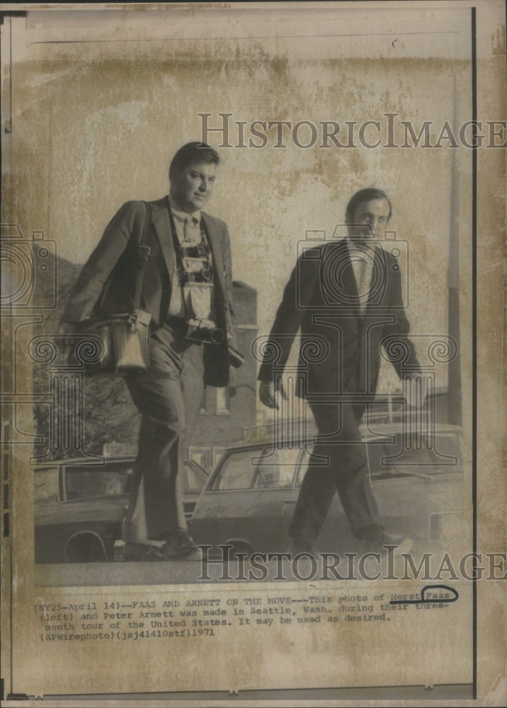 1971 Horst Paas & Peter Arnett in Seattle - Historic Images