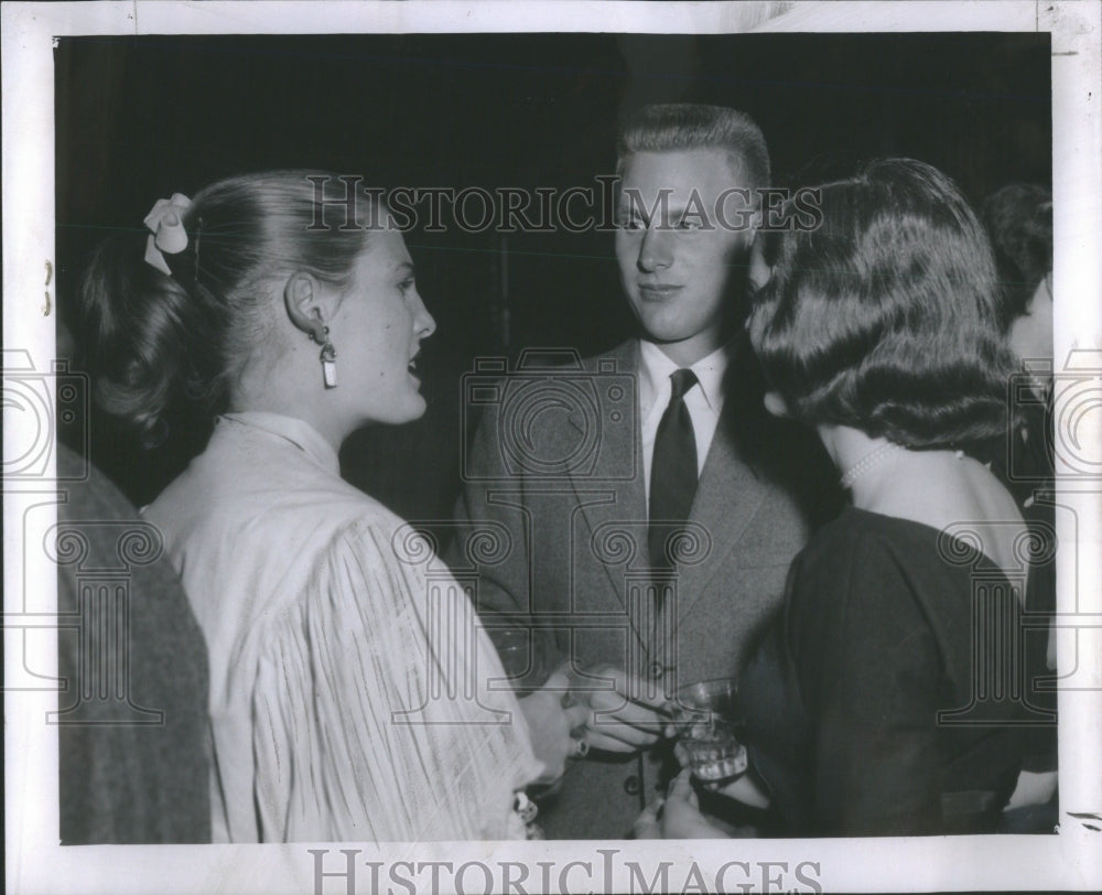 1957 Susie Kransz In Balloon-Sleeved Blouse - Historic Images