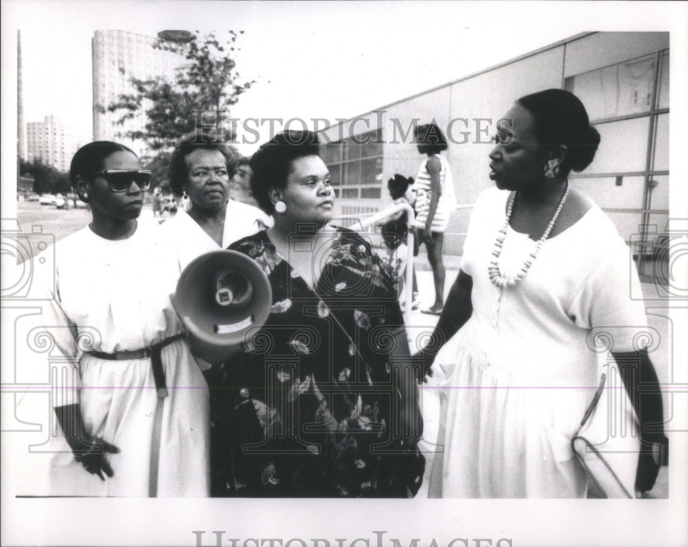 1988 Shella Garrett South Loop School talks - Historic Images