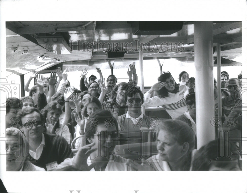 Press Photo group people traveling bus- RSA43481 - Historic Images