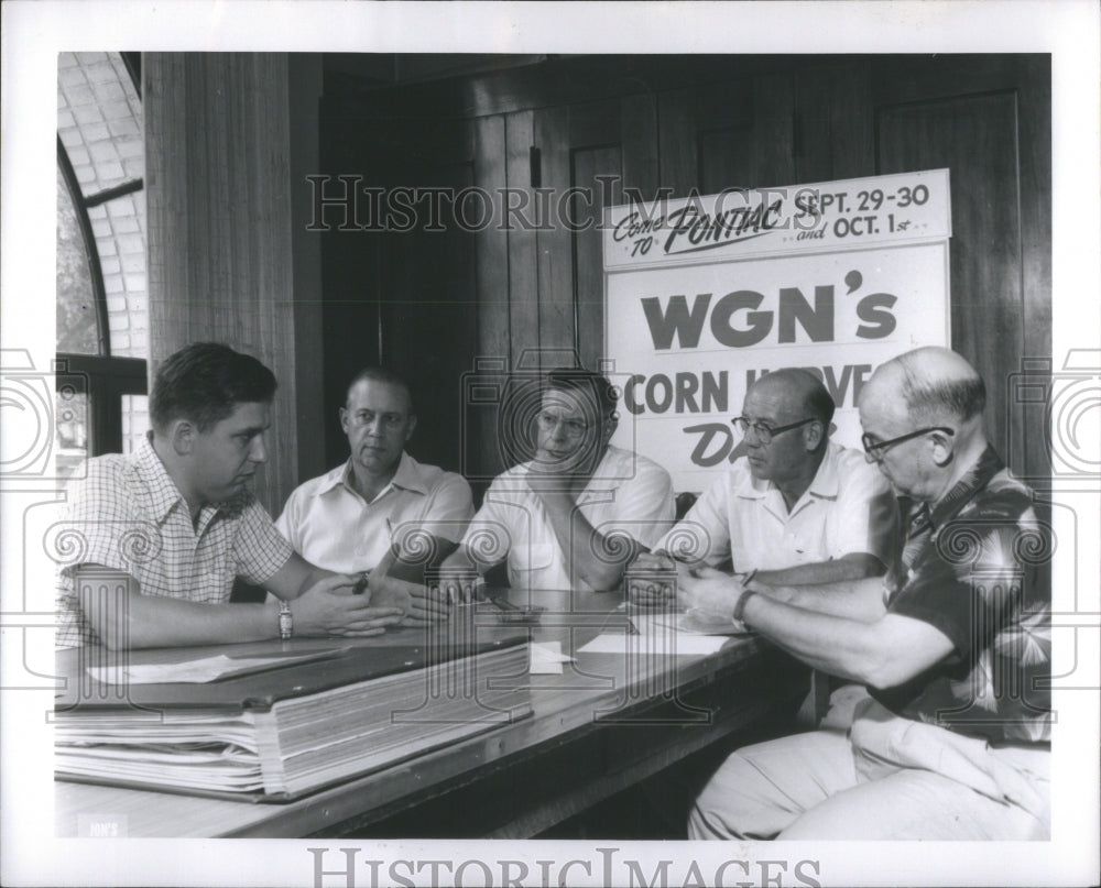 Pontiac WGN Corn Jones Studio - Historic Images