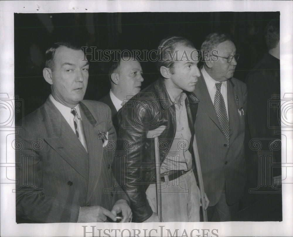 1952 Press Photo Fred Kravs policeman chasing court men- RSA43959 - Historic Images