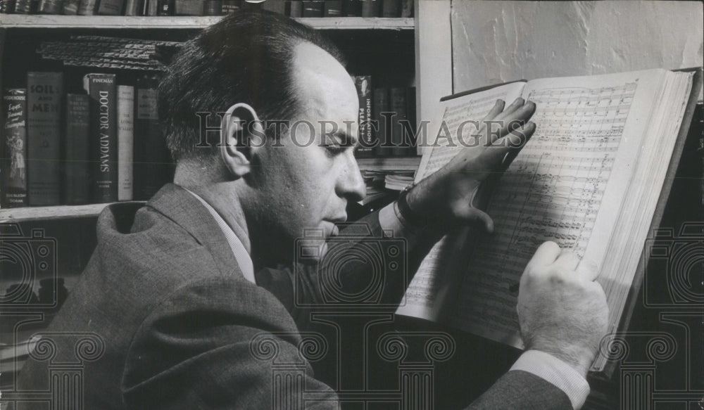 1985 Press Photo Erich Leinsdor Studies-Score-Decries T- RSA44305 - Historic Images