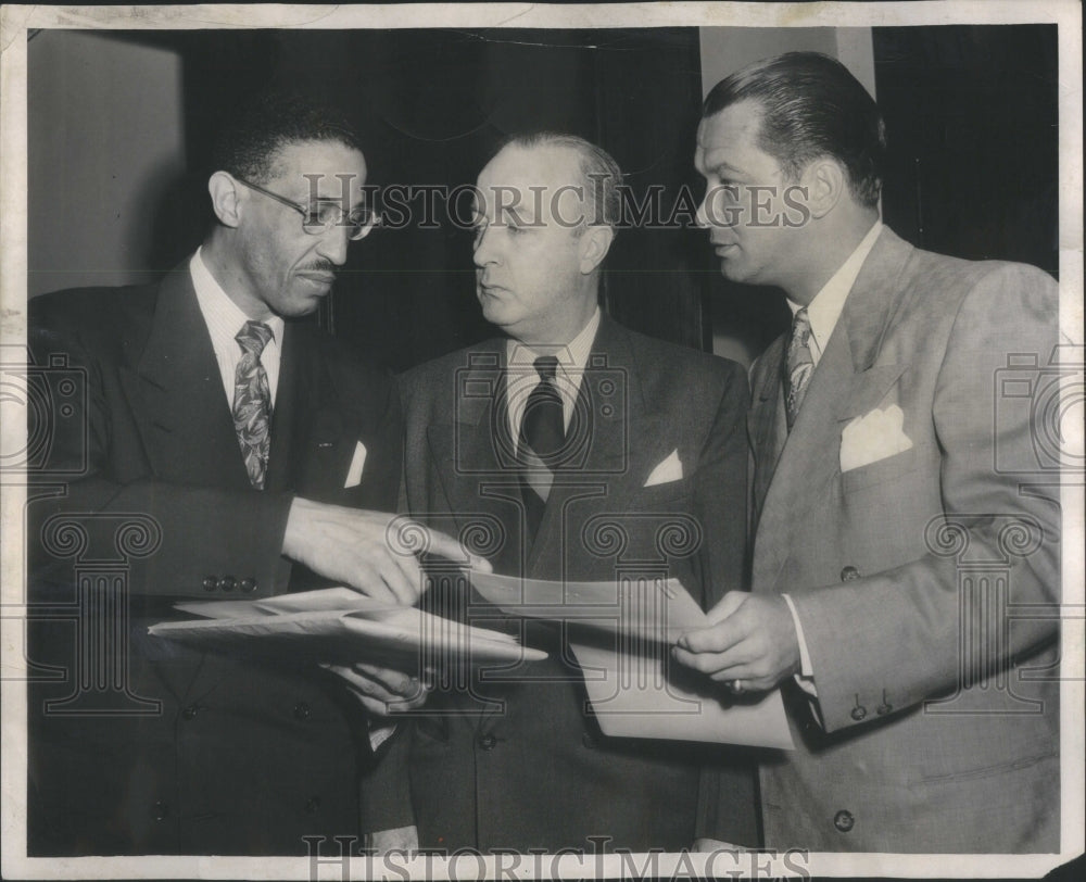 1951 Press Photo Attorney George Leighton Assistants Ed- RSA44371 - Historic Images