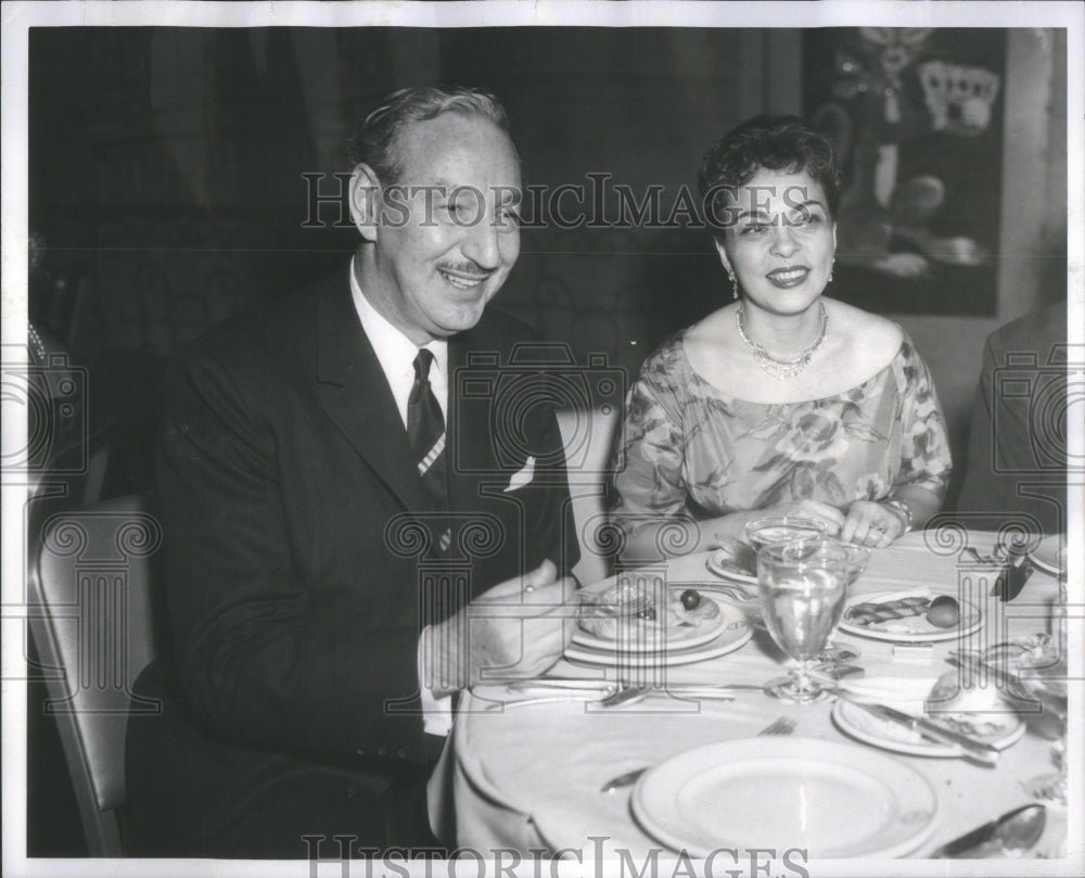 1958 Mrs Irwin Leiferman Sheridan eating St - Historic Images
