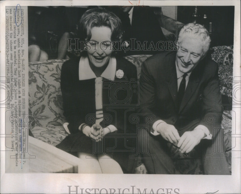 1966 Press Photo Gov Mrs Warren Knowles Milwaukee Hotel- RSA44589 - Historic Images