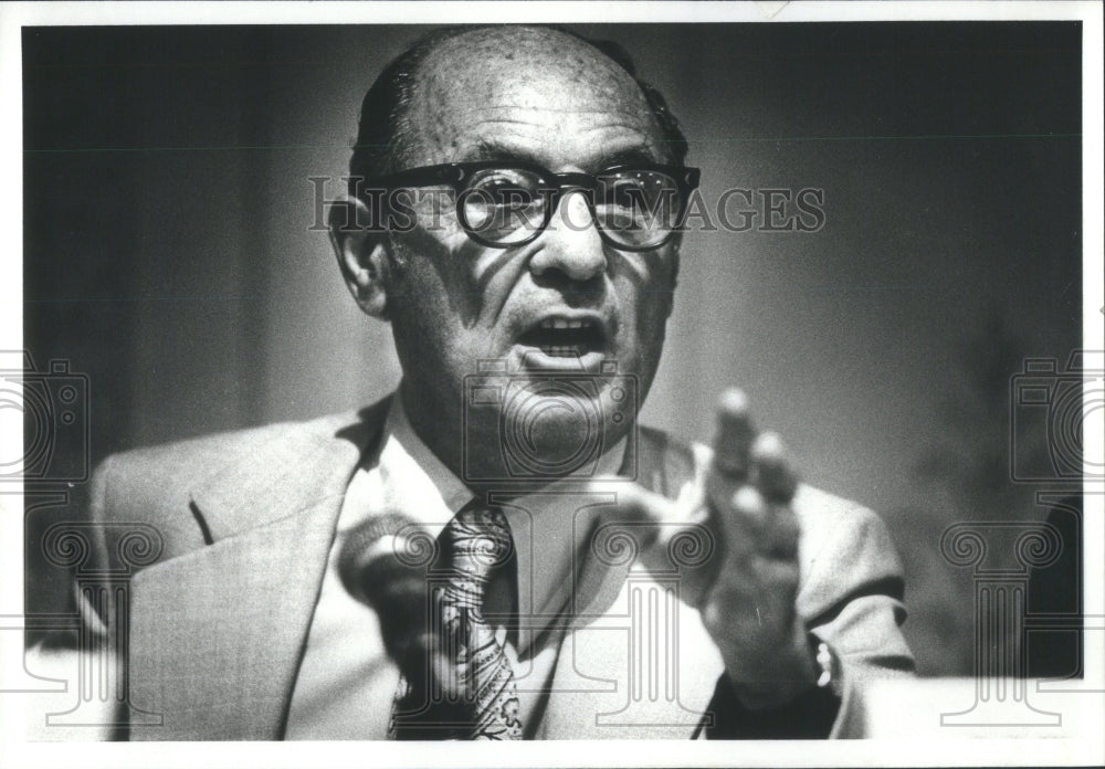 1977 Jacob Fuchsberg Speaks Supreme court - Historic Images