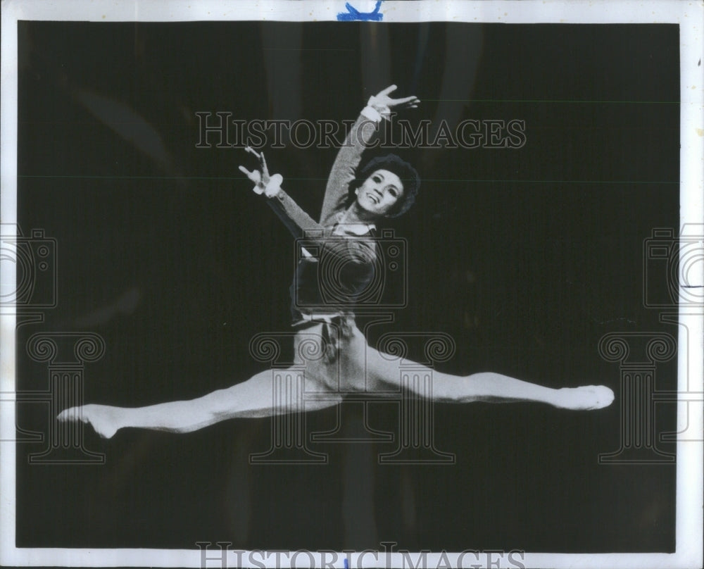 1976 Hideo Fukogawa flying Japanese Mariann - Historic Images