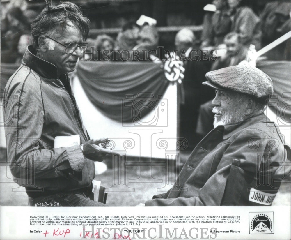 1980 Press Photo Freddie Fields &amp; John Huston Film Vict- RSA45215- Historic Images