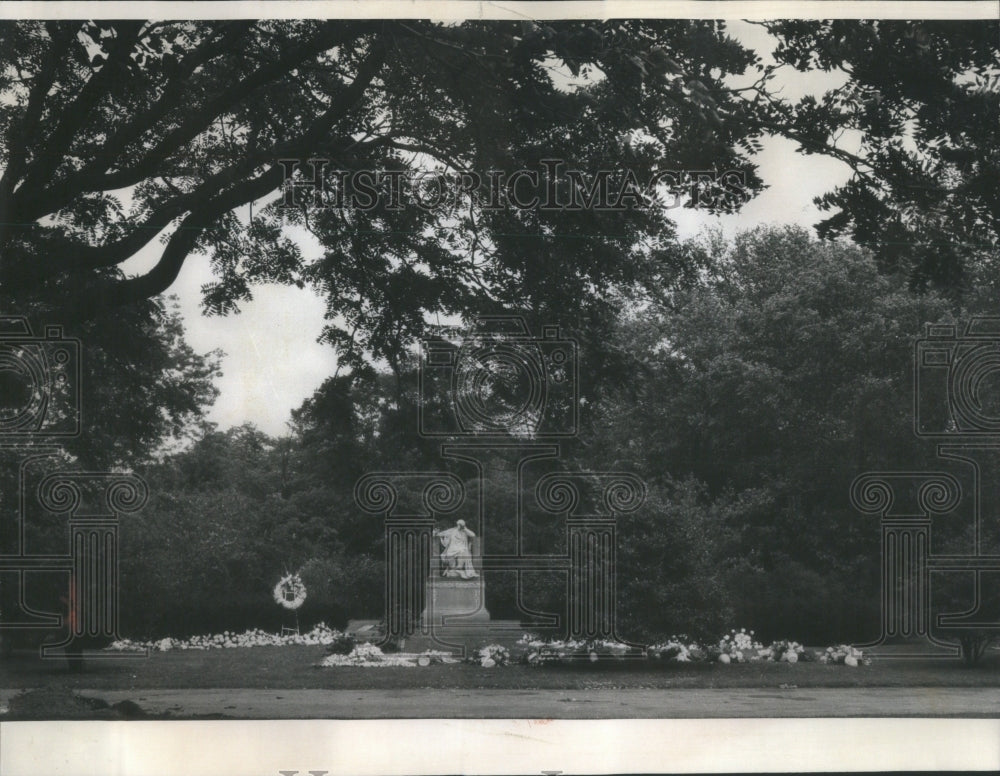 1965 tree heaven grave Marshall Field famil-Historic Images