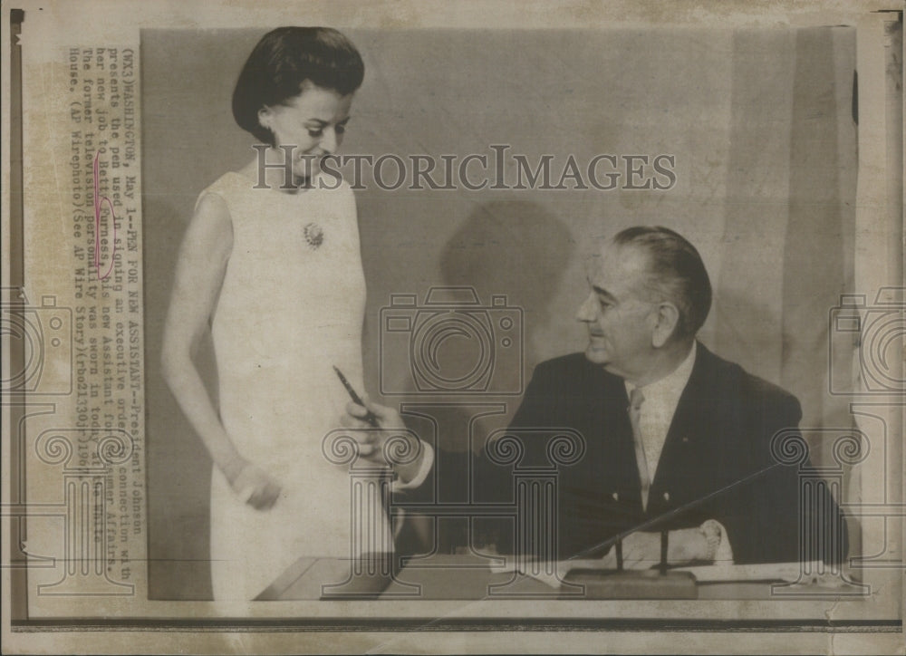 1967 Betty Furness and President Lyndon Joh - Historic Images