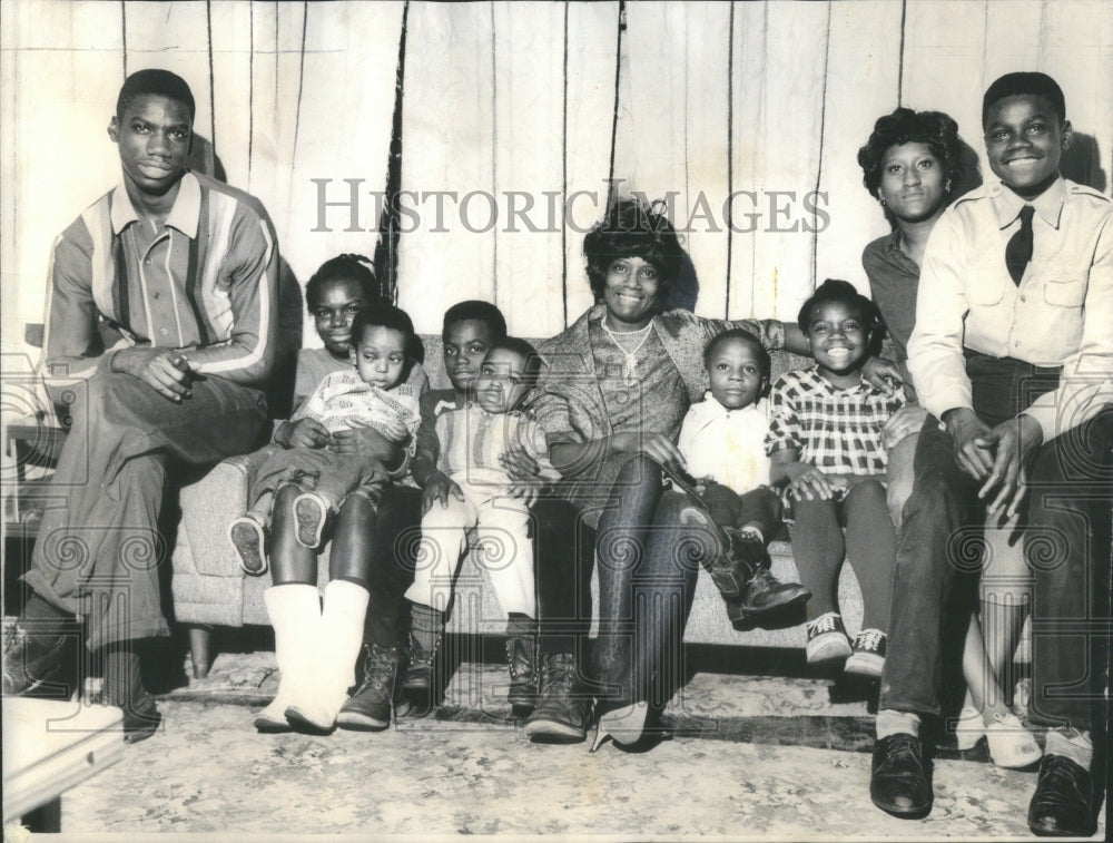 1966 Mrs. Gladys Kyles her 11 Children - Historic Images