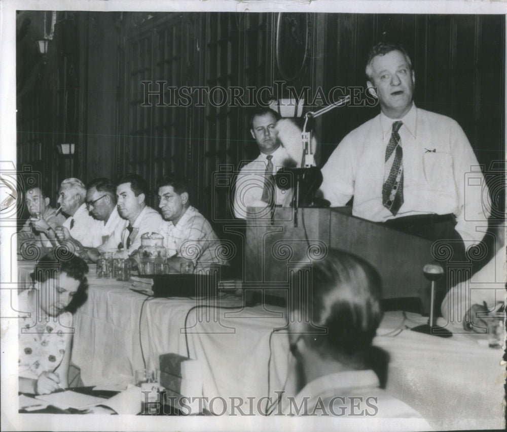 1955 Press Photo John W. Livingston of UAW after talk w- RSA45641 - Historic Images