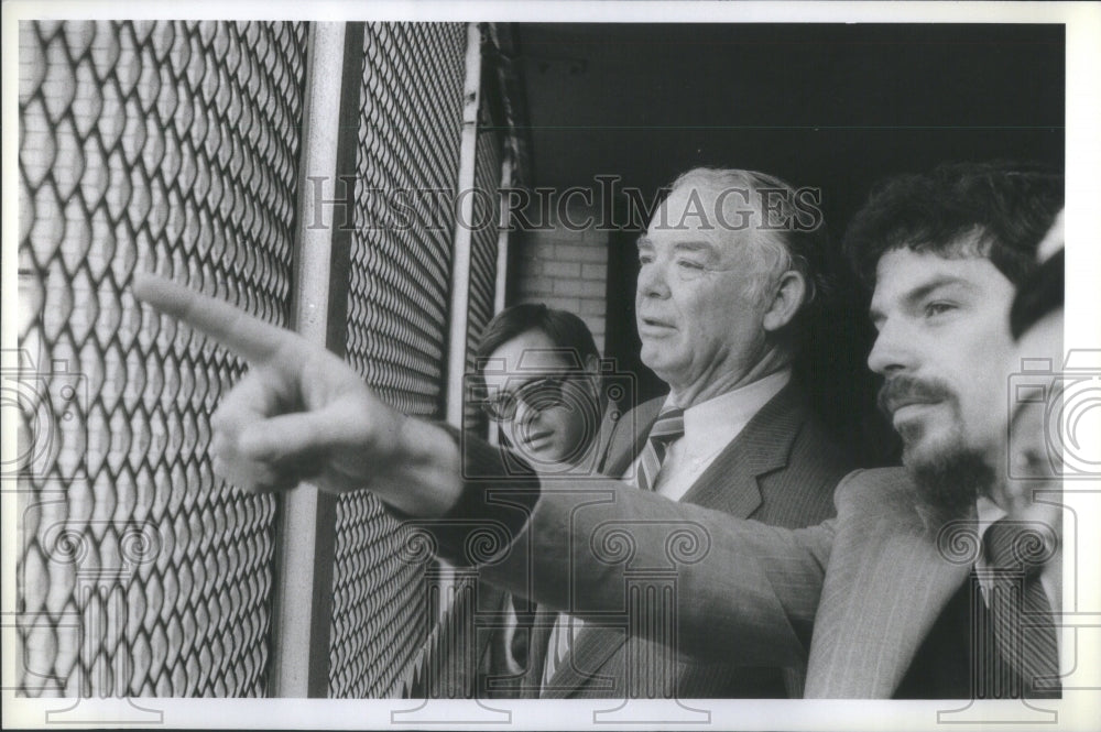 Press Photo Lloyd HUD assistant secretary tours Washing - Historic Images