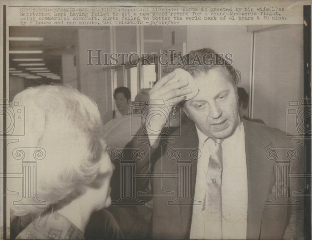 1971 Press Photo Hypnotist Alexander Kurtz, fails to se- RSA45719 - Historic Images