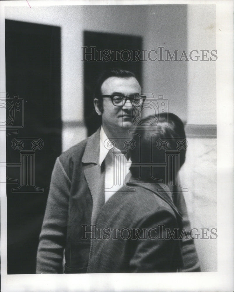 1976 Press Photo Engineer And Custodian Mario Garofalo- RSA46029 - Historic Images