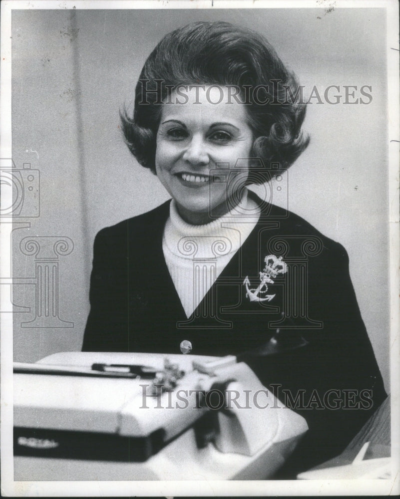 1977 Ann Landers - Historic Images