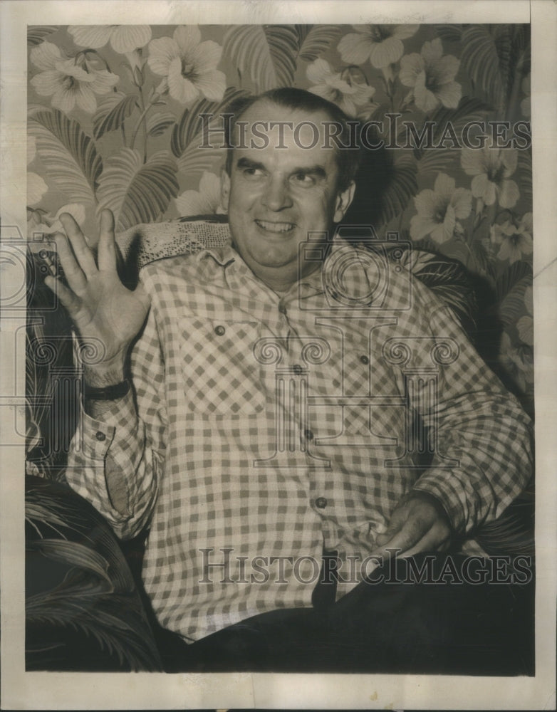 1955 Press Photo Clifford Loitz book Keeper hospital- RSA46935 - Historic Images