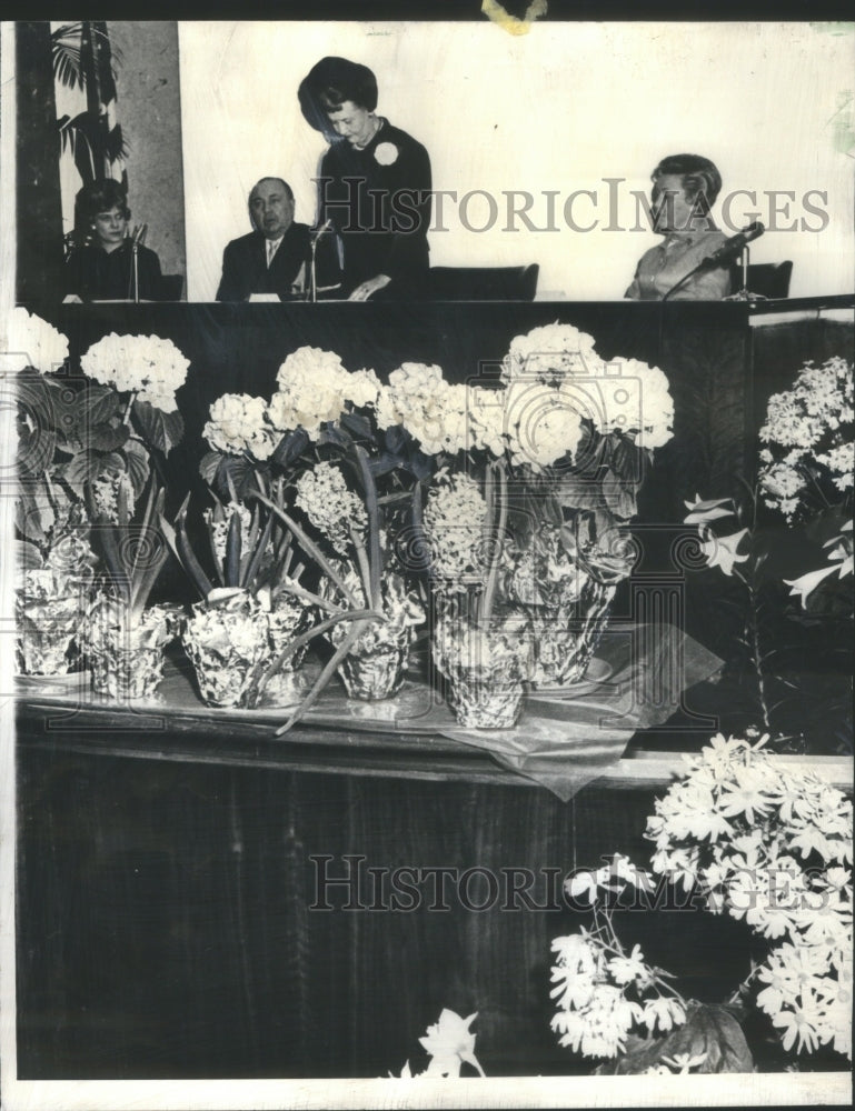1966 Press Photo Mrs Walter Krafft conducts flowers CH - Historic Images